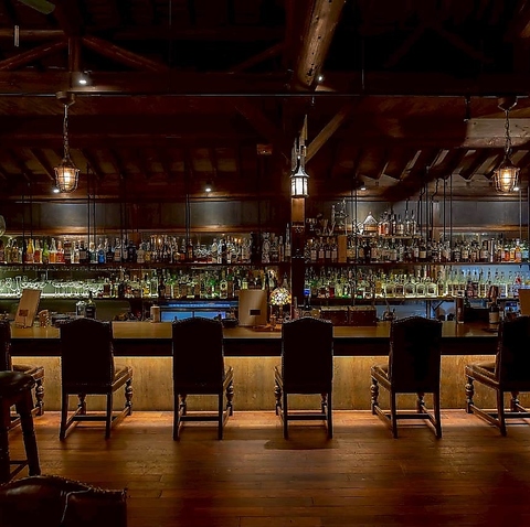 大人の隠れ家をテーマにした ライブ感あふれるカウンターはデートやお一人様に最適。