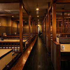 店内は和の落ち着いた広々とした空間が人気の秘密です。