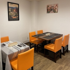 4名掛けのテーブル席と2名掛けのテーブル席を並べ、幅広いタイプの6名席をご用意できます♪