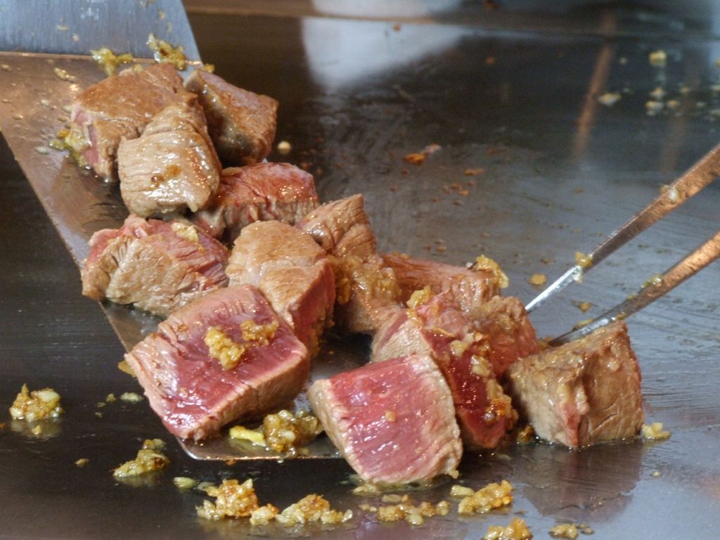 テンダーロインステーキは柔らかく味わいのあるヒレ肉です。ランチタイムにはお手頃ランチコースも有