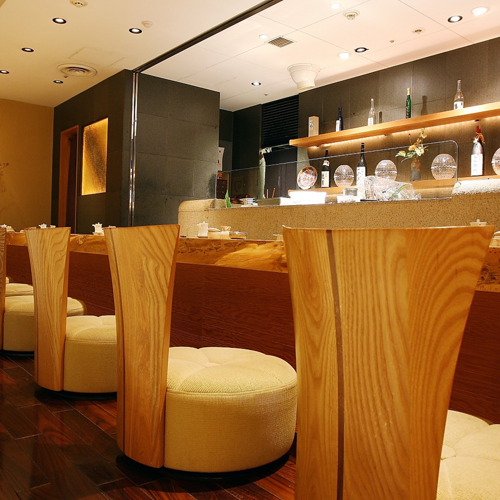 カウンター席はカップルなどで…。居心地抜群の美食空間です