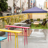 オープンテラスあり◎ベンチとテーブル席、立ち飲みスタンドエリアを完備しており、お好きなスタイルでお楽しみいただけます。