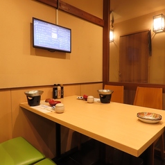 落ち着いた雰囲気のテーブル個室は、少人数でのご利用に最適。周囲を気にせずゆったりとくつろげる空間で、デートや接待、会食にもおすすめです。博多の海鮮料理とともに心地よいひとときをお楽しみください。