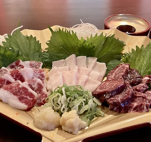 いのしし鍋やレバーなど希少部位もある馬刺しがおすすめ◎珍しいお料理の数々！