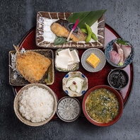 厳選した能登米の炊きたて羽釜ごはんと充実の定食。