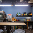 【圧巻のドリンクステーション】お店の一角には、多種多様なお酒がズラリと並ぶドリンクコーナーを完備。日本酒、焼酎、果実酒、リキュールなど、その日の気分に合わせてお好きなものを自由にお選びいただけます。氷や割り材も完備しているので、組み合わせは無限大！あなただけの至高の一杯を探してみてください！