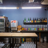 【圧巻のドリンクステーション】お店の一角には、多種多様なお酒がズラリと並ぶドリンクコーナーを完備。日本酒、焼酎、果実酒、リキュールなど、その日の気分に合わせてお好きなものを自由にお選びいただけます。氷や割り材も完備しているので、組み合わせは無限大!あなただけの至高の一杯を探してみてください!
