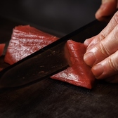毎朝仕入れた抜群のネタをその場で捌いてご提供！ここでしか食べられない新鮮で高品質な味わいをぜひご堪能くださいませ。