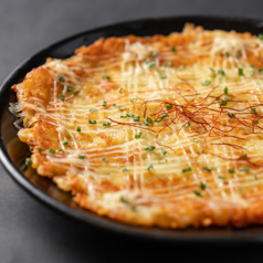 香ばしく焼き上げたチヂミにチーズとキムチのハーモニーが絶品♪【とろ〜りチーズキムチチヂミ】の写真