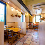 窓側のお席は開放的【カップル】2～4名様テーブル