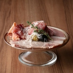 「生ハム盛り合わせ」ワインのお供にも食事の前菜にも