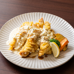 ボリューム満点の、国産チキン南蛮タルタルソースの写真