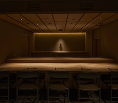 広めに造られた欅のカウンター。席数は5席、完全個室です。