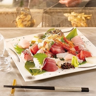 昭和レトロな雰囲気とともに味わう新鮮な海鮮や熟成肉