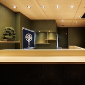 落ち着いた木の空間で立席のみをご用意。本格ネタを手軽にお楽しみいただけるアラカルトもございます!