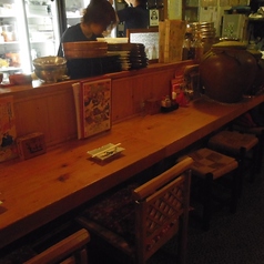 おひとりやデート利用にも最適なカウンター席も6席ございます。