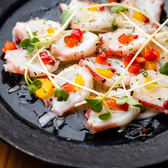 市場より毎朝仕入れる新鮮な海の幸!その日のうちにお客様のもとへお届けいたします。ボリューム満点できれいに盛り付けられたもお刺し身はテーブルを華やかに彩ります!全国各地から取り寄せた日本酒、焼酎との相性も抜群!ぜひご一緒にお楽しみください。※盛り合わせは2人前から承っております。