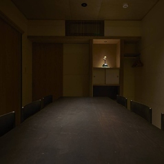 6名様席×2部屋、5名様席×1部屋。完全個室です。3部屋を連結し、19席の個室でも対応できます。