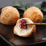 昭和8年創業のたこ焼き発祥店。ダシが効いた旨味たっぷりの味は、何もつけず冷めても美味しいと評判