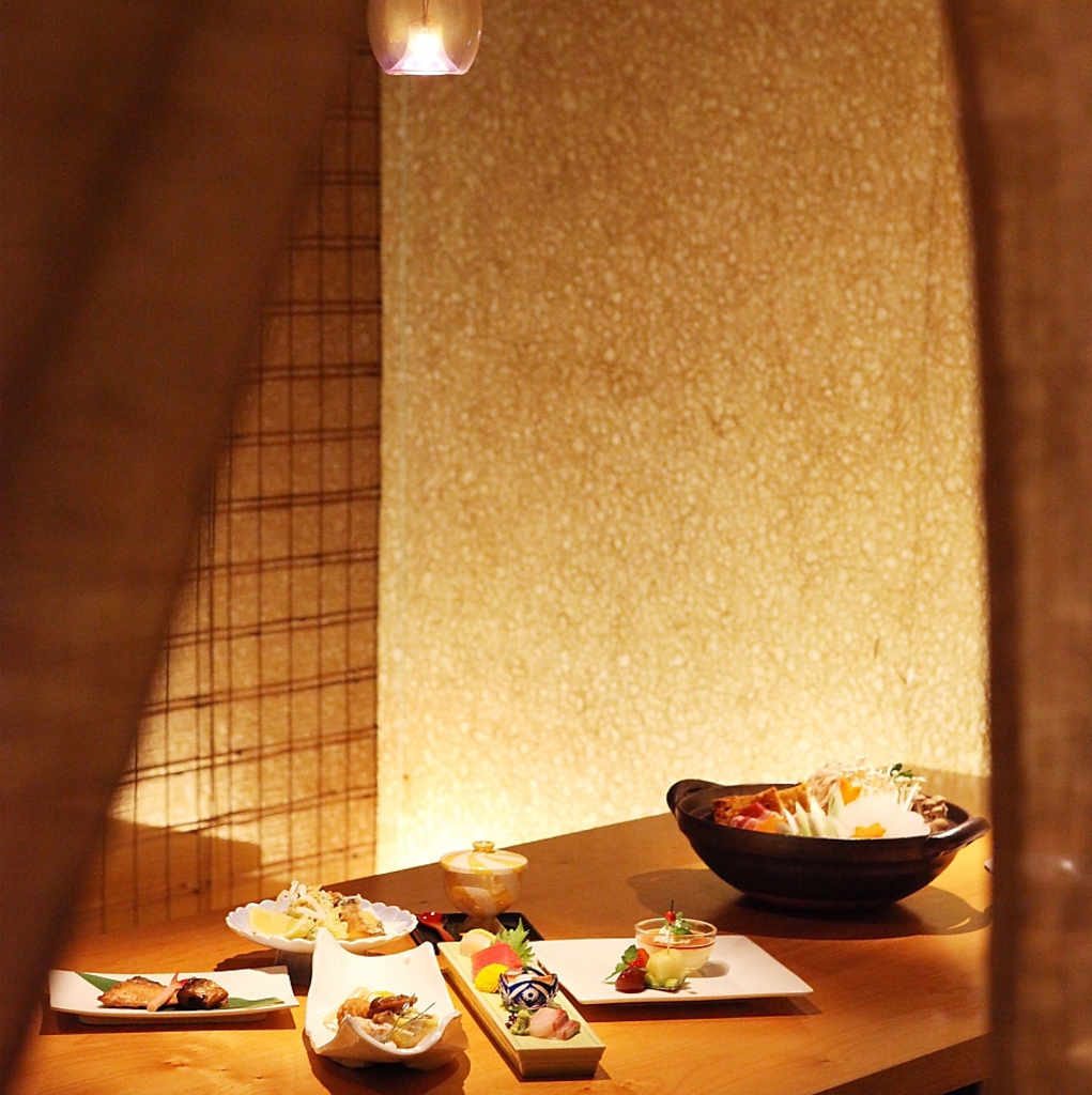 隠れ家感覚で愉しめる空間は少人数のグループやカップルにお勧め