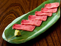 料理メニュー写真 仙台裏名物 霜降り牛たん刺し