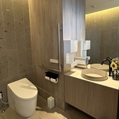 店内には、広々とした清潔感のある化粧室をご用意しております。