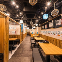 【2~20名様】ご案内可能なテーブル席もご用意ございます！各種ご宴会使いは勿論、お仕事終わりや普段使い、デートに女子会等幅広いシーンでお使いいただけます◎