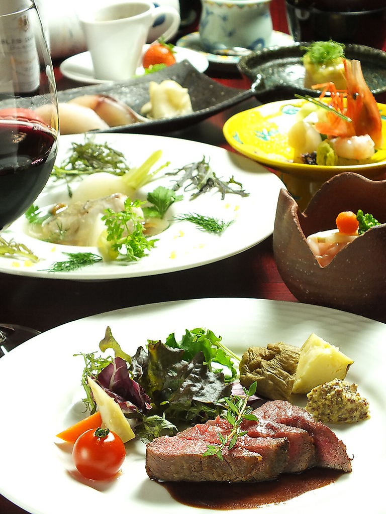 旬の食材を用いたコース料理をお楽しみください。ご宴会・ご会食にぴったりなコースは8250円。