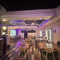 広々とした空間にテーブル席をご用意◎お昼は開放的な雰囲気、夜はネオンが灯るおしゃれな空間で、時間帯を問わずゆったりとお過ごしいただけます♪お一人様からグループまで、様々なシーンに対応可能です◎