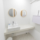 ≪パウダールーム≫女性のお客様に嬉しい、清潔感あふれる広々としたパウダールームを完備しております。白を基調とした明るい空間で、お化粧直しもスムーズ。結婚式の二次会など、華やかなシーンでも安心してご利用いただけます。