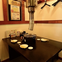 【テーブル席：4名様×2席】宴会やデート、模合などに焼肉はいかがですか？和牛をはじめ、あぐー豚など厳選したお肉をご用意してます！