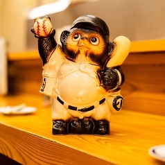 使い勝手の良いテーブル席は、飲み会や宴会にも対応。自由が丘駅近の好立地で集まりやすく、貸切利用も可能。焼き鳥や旬の一品料理を囲みながら、仲間と気軽に楽しめる雰囲気。普段使いから特別な日まで幅広く活躍します。