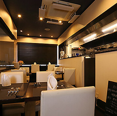 お一人様での自分へのご褒美や、カップルでの大切な時間にご利用いただけるカウンター席を4席ご用意しております。名店で研鑽を重ねたシェフによる本格的なスペイン料理をカジュアルに。落ち着いた大人の空間で、美食と美酒に浸る贅沢なひとときを心ゆくまでお過ごしください。