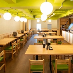 総席数120席を誇る広々とした店内で、最大40名様までの貸切宴会に対応可能です。会社全体の宴会や二次会などに最適です。