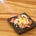 料理メニュー写真 炙りチーズ肉寿司