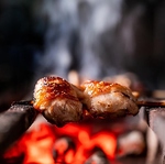 炭火でじっくり焼き上げた串焼きは、香り高くて絶品!モモやネギ間など様々な種類を楽しめます♪