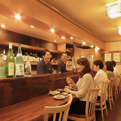 カウンター席でのひとときは、落ち着いた雰囲気の中で心地よく過ごせる場所。静かな空間で、時間を忘れてゆっくりとお楽しみいただけます。美味しい料理やドリンクとともに、リラックスしたひとときをお過ごしください。