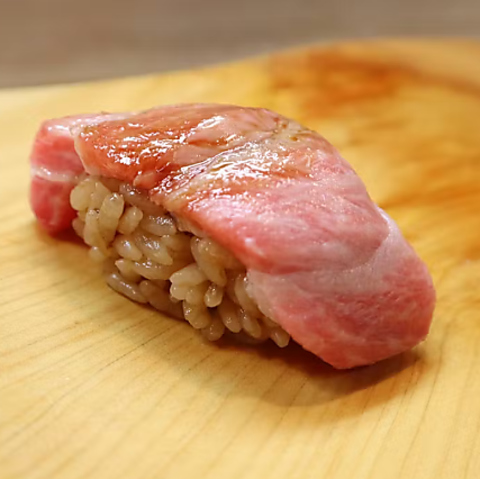 天然物の魚だけを使用したこだわりの極上寿司を楽しめる完全予約制の隠れた名店。