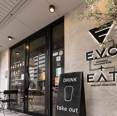 入り口横に設置された2名様用のテラス席は、都会の喧騒を少し離れてリフレッシュしたい時に最適です。全面禁煙のクリーンな空気の中、ヘルシーな食事やコーヒーを外の開放感と共に楽しめます。お散歩のついでや、少し気分を変えてランチを楽しみたい時にぜひご利用ください。