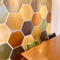 カタン風タイルで彩る店内