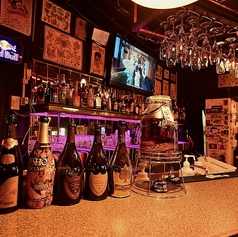 お一人様はもちろん、大切な方との会話を楽しみたい方に最適な特等席です◎目の前で作られるカクテルや焼酎にこだわりのお酒を味わいながら、ムーディーな夜をお過ごしください♪