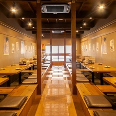 【居心地抜群の掘りごたつ席】日々のお仕事で疲れたお身体への負担が少なく、のんびりと癒しのひとときをお過ごしいただける掘りごたつ席。温かみのある色合いの照明と、木の温もりを感じさせるテーブルセットは、心安らぐような印象を与えてくれます◎こだわりの逸品料理を味わいながら、親しい方々とお寛ぎくださいませ♪