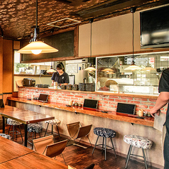 【1F・カウンター席】1名~6名様。お1人様もお気軽にどうぞ!目の前で焼きあげるライブ感溢れるカウンター席がおすすめ