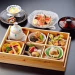 季節の食材を贅沢に使用し、職人の繊細かつ豪快な手仕事による逸品。