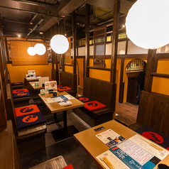 当店では、お気軽にご利用いただける4人掛けのテーブル席もご用意しております。ご家族でのお食事や、ご友人同士の落ち着いた集まりにも最適なお席です。心地よい空間で、おいしい料理を楽しみながら、特別なひとときをお過ごしください。皆様のご来店をお待ちしております！