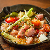 地元産の新鮮な野菜をメインに、数種類の具材をオリーブオイルとニンニクでじっくり煮込みました。季節ごとに変わる野菜の食感と、オイルに溶け出した素材の旨みが特徴です。シンプルながら、野菜本来の濃い味わいを楽しめる仕上がりになっています。
