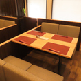 気の合うご友人や職場の同僚とのお食事にぴったりの4名様掛けテーブル席をご用意しております！ゆったりとお座りいただける居心地の良い空間で、笑顔あふれる楽しいひとときをお過ごしください。美味しいお料理とお酒を囲みながら、会話も弾むこと間違いなしです♪少人数での飲み会や女子会にぜひご利用くださいませ。