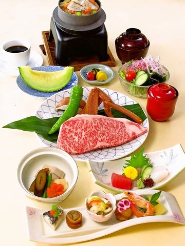 数奇屋づくりにいろりをおいた和の空間が広がる。掘りごたつの個室でゆったりと堪能。