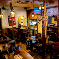 100年前のパブをイメージした温かみのある店内