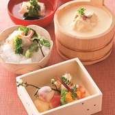 自家工場での造りたての生湯葉（ゆば）料理をはじめとして、旬の京野菜や食材を用いた季節のお料理をご用意しております。盛り付けもお愉しみ下さい。